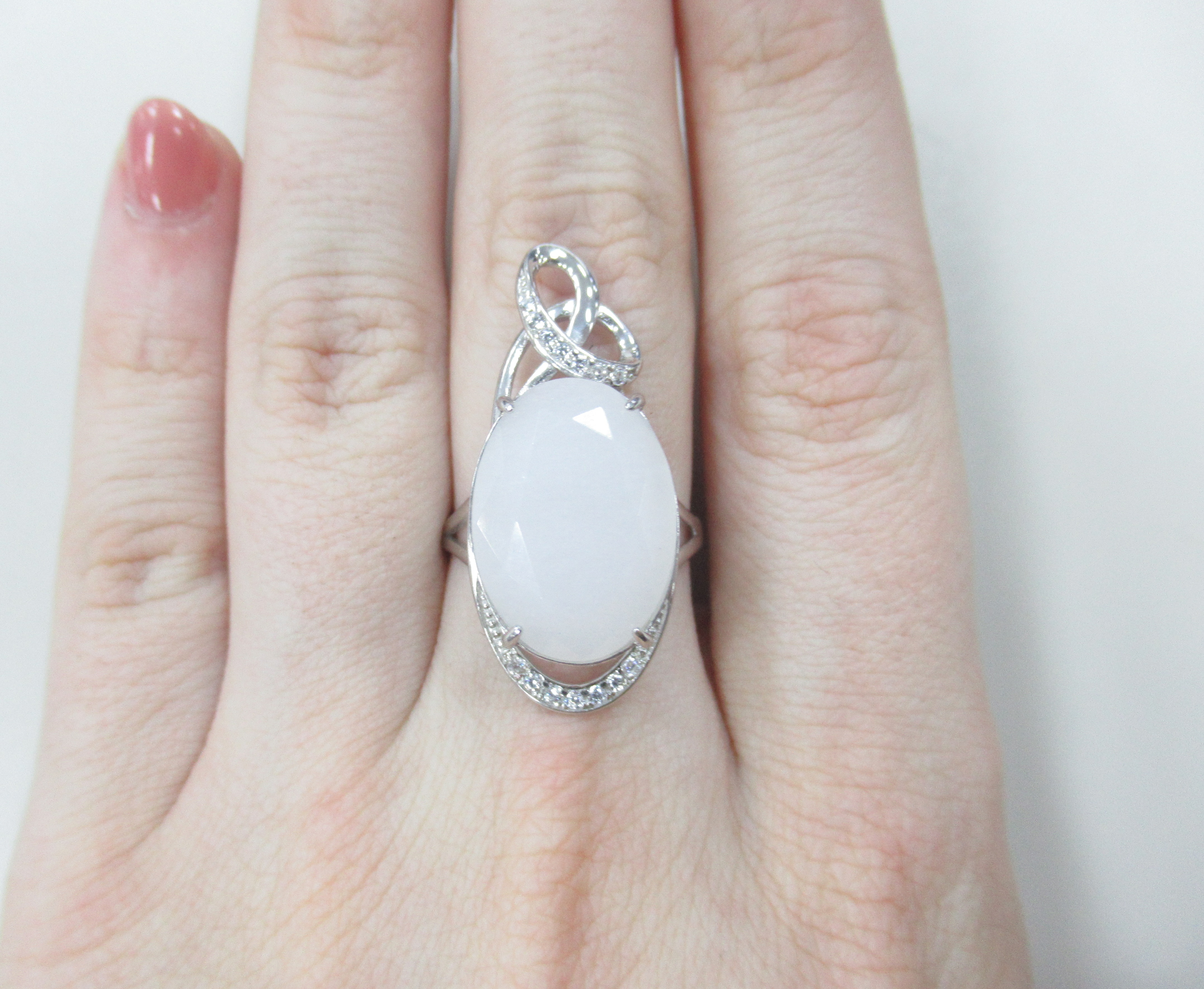 Серебряное кольцо с белым нефритом